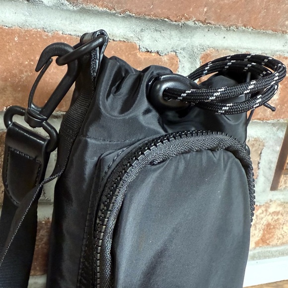 WILÓ THE LABEL Active Black Nylon Hydration Sling - Picture 5 of 8